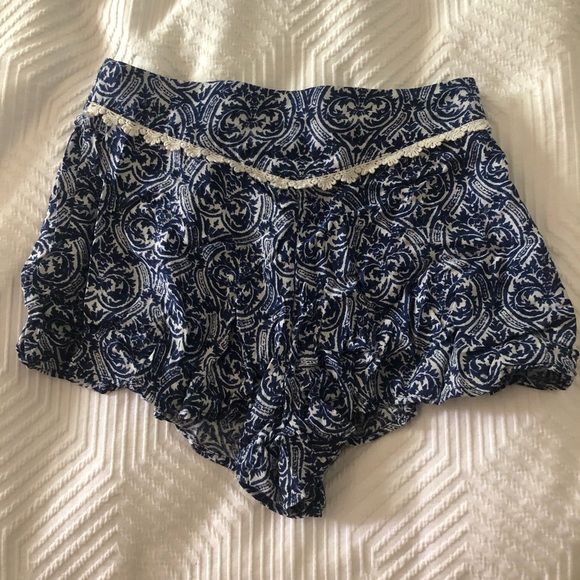 CREME SHORTS | SUMMER SALE - Picture 1 of 2